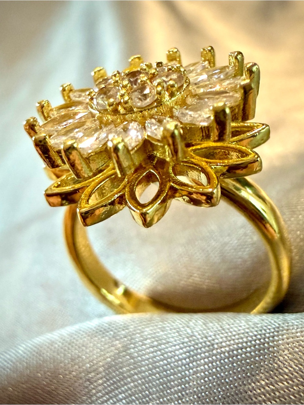 Gold and Clear Crystal Flower Spinning Statement Ring - Women Jewelry Size 6 - Picture 3 of 6